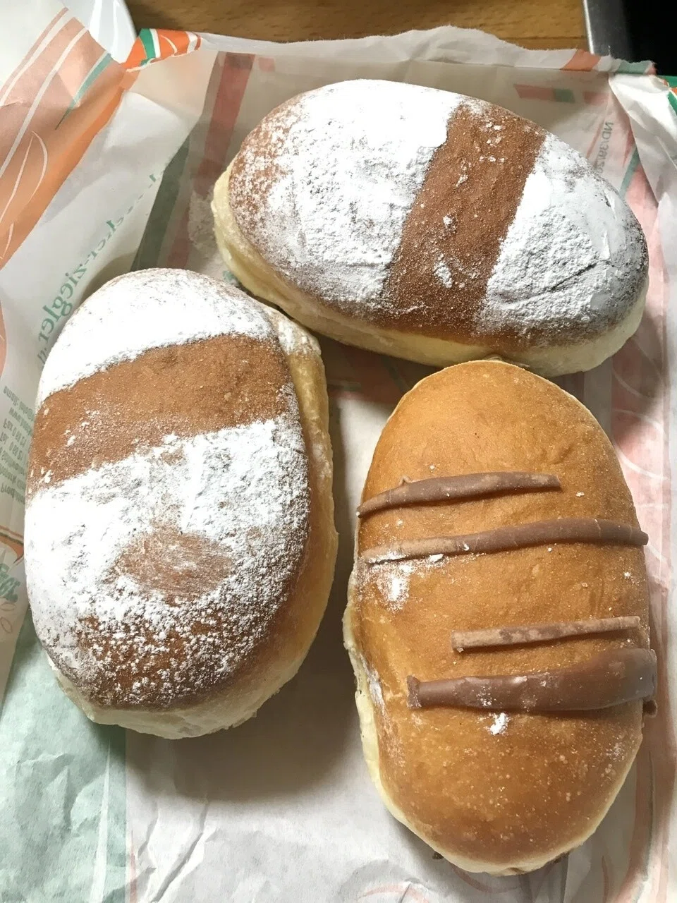 ベルリーナ　クリーム Berlinerベルリーナ/ドイツのジャムやクリーム入りドーナッツ。丸い形