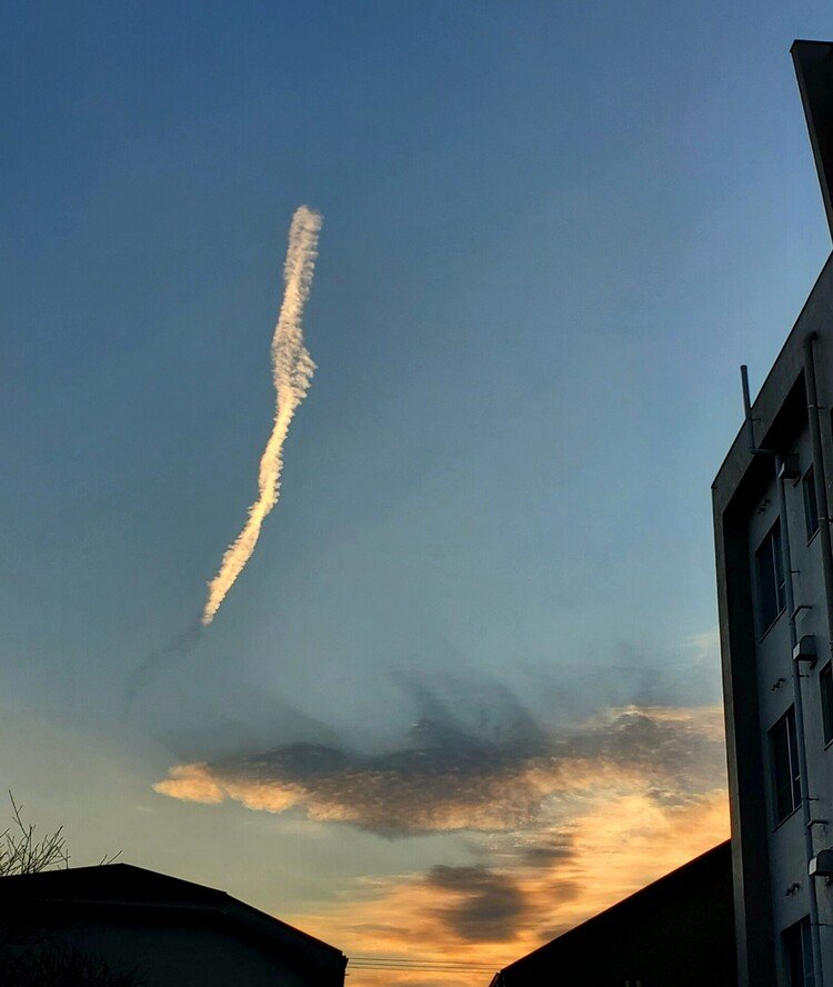 おはよーございます。

ひんやりの空気とあたたかい色の太陽に照らされる雲の朝。
カワイイ竜がヒヨッと楽しげに翔んでおりました。

楽しい一日を。


#sky #winter #love #moritaMiW #空 #dragon #冬 #蒼の竜のポウ #佳い一日の始まり 