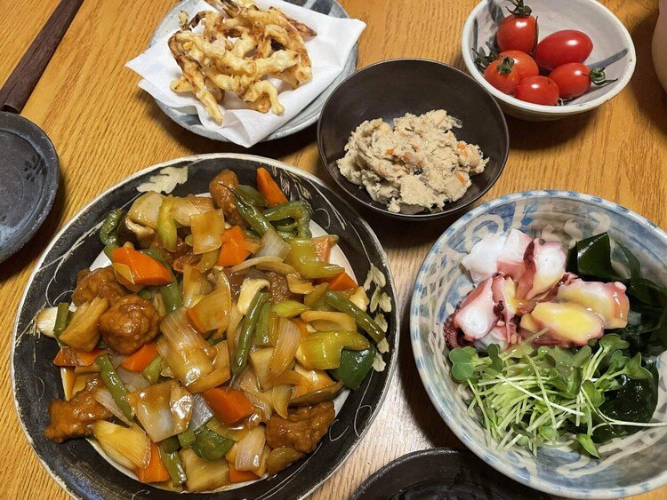 ガッツリ酢豚、オカラ、タコの酢味噌、するめの天ぷら(さきいか天)は生まれて初めて食べました、東京では見たことない(^◇^;)お手軽で美味しい#酢豚#するめの天ぷら#晩ごはん#おうちごはん