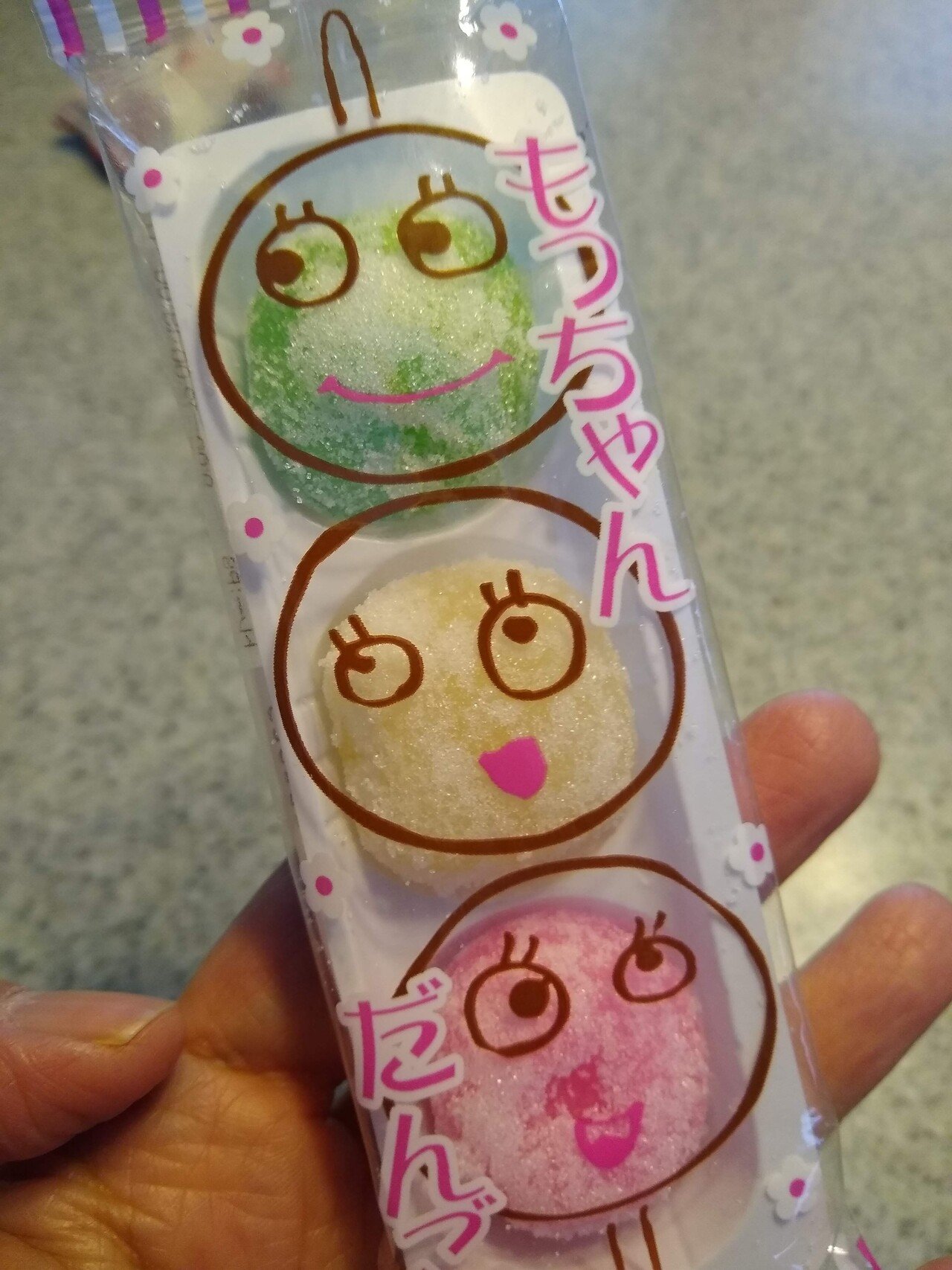 アメリカには色んな日本のお菓子を入れたサブスクがあるんだけど その中に入ってたモチ 貰ったけどなんか知らんからいらんわ っていう同僚に貰いました笑 可愛くて美味しい が日本のお菓子はやっぱりプラゴ シマフィー Note