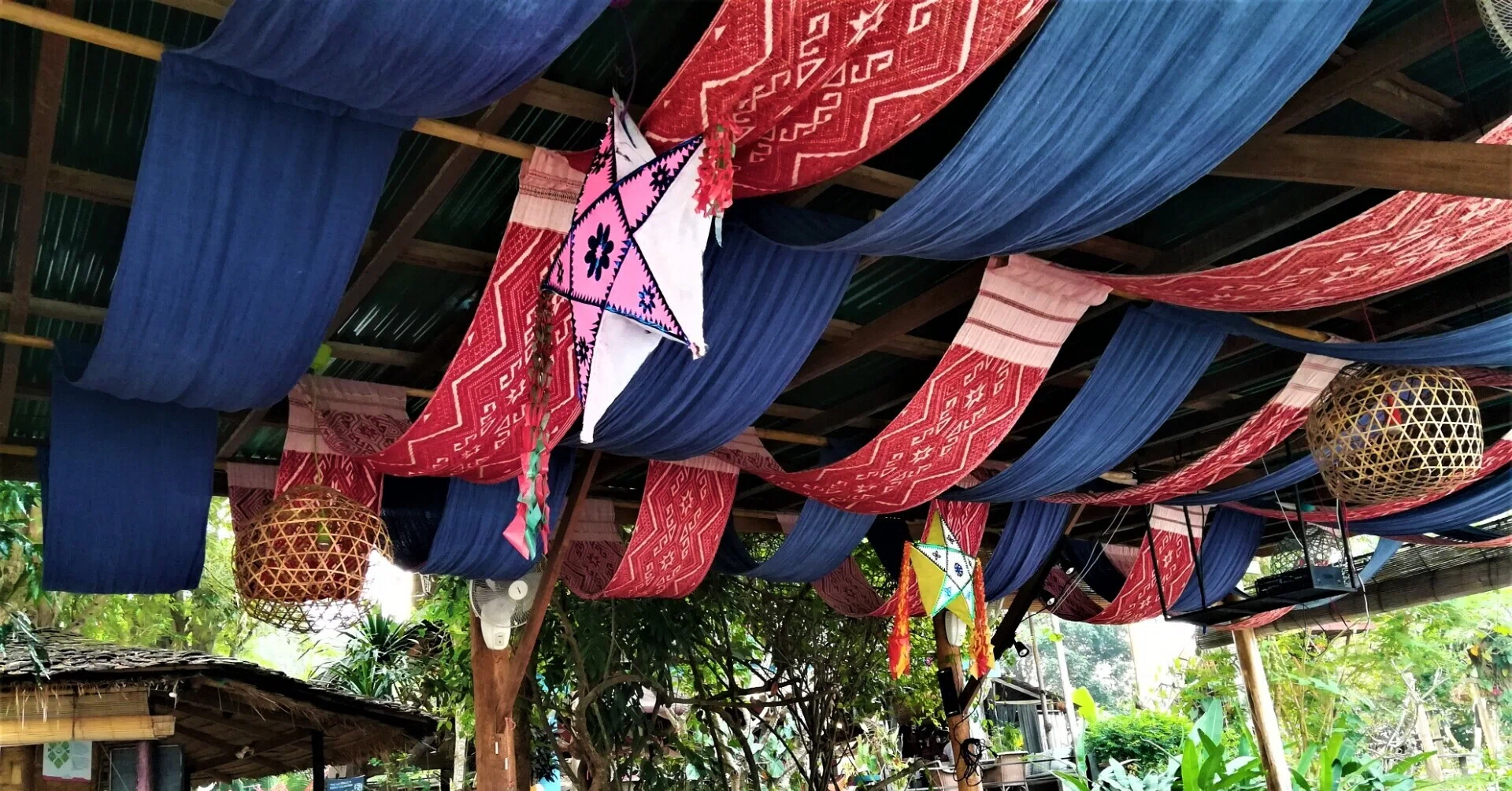 東南アジアの風景 (67) ラオス ルアンパバーン｜織物工房オック