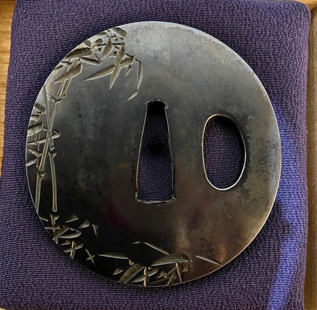 銘 豫松山住 正阿弥盛國　葡萄と葉の彫刻が施された鍔 銘 豫松山住 正阿弥盛國 葡萄と葉の彫刻が施され