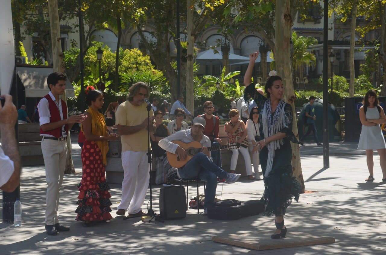 セビージャの街でフラメンコのダンスを披露する人