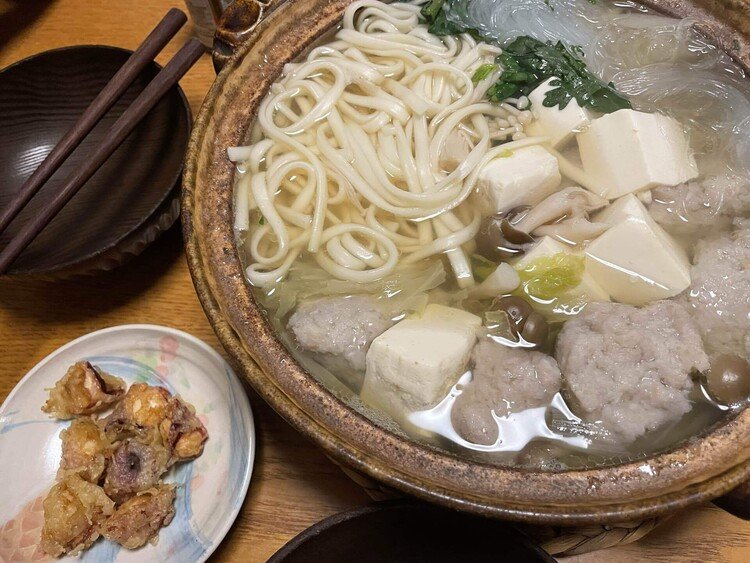 蓮根つみれ鍋とタコの天ぷら、さむ〜い日曜日でした、さすが(？)2月#蓮根つみれ#タコの天ぷら#晩ごはん#おうちごはん