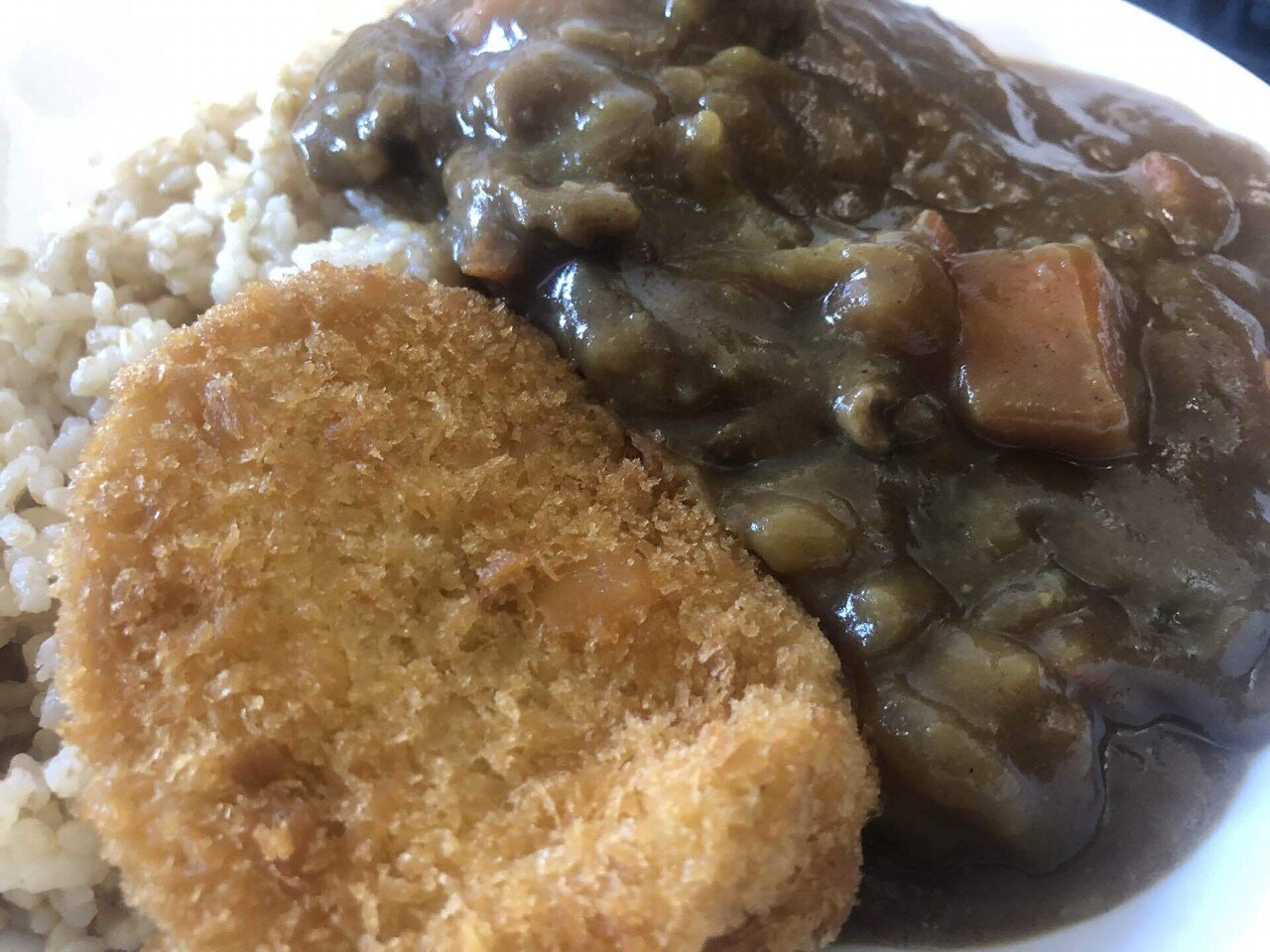 フォンドボー入りのカレーにコロッケ乗せ 美味い 22年2月6日の昼食 岩澤康一 Note