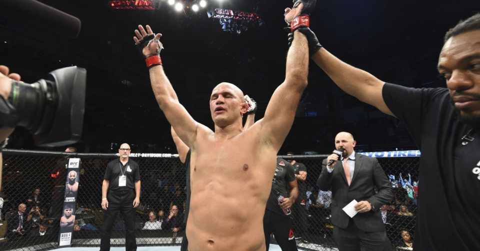 Ufc ドス サントスがイワノフを退け通算19勝目 ミオシッチと3度目対戦を ノースカットはオットーをko パワーという言葉を発すると現実になる ニコ プライス 裏で足をロックする練習をしていた ゴング格闘技 Note