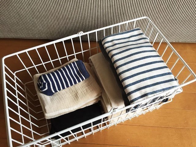 ソファーの洗濯物の山 を消すために四角い洗濯カゴが使える Rakurashi 井上知恵子 Note