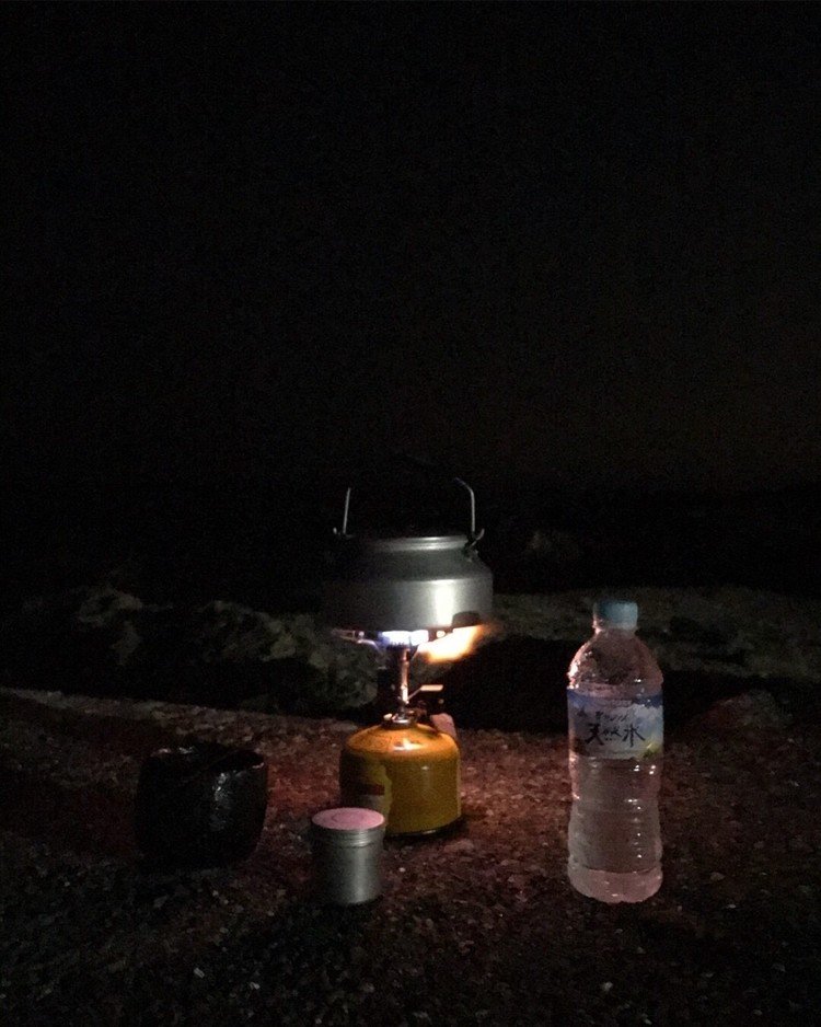 夜の城ヶ島で野点をしました。

黒茶碗 夜雨／黒い金属の茶匙／フィルムケース 見立野点茶器／プリムス P-153 ウルトラバーナー／アルミケトル／ミネラルウォーター／独服
