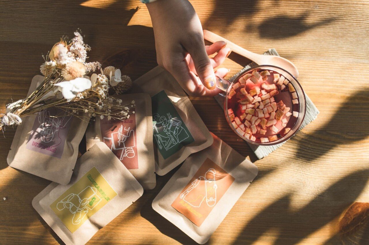 HANARIDA×こばしり】淹れるフルーツ「咲茶」がリニューアル！｜僕と私