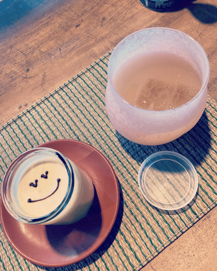 地元にある「有燐庵」の名物デザート幸せプリン&桃ジュース、写真撮ったら幸せになれるのだとか🍮