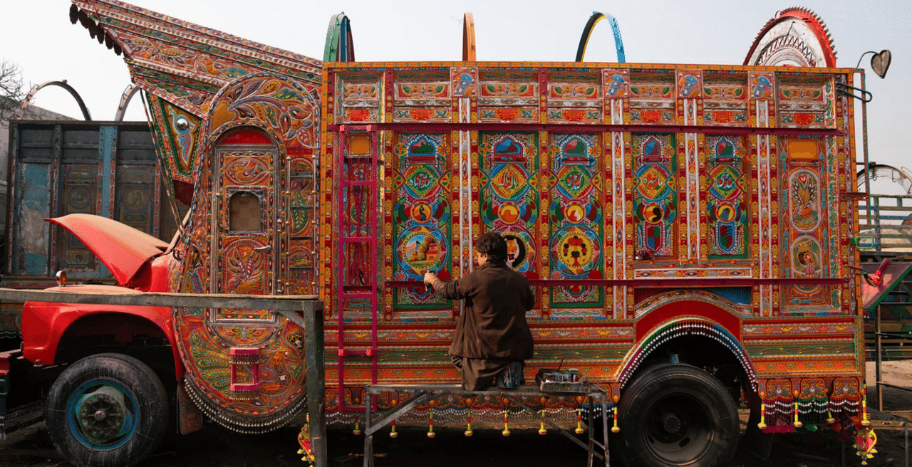 パキスタンの道路を走る 手描きのトラック パキスタン情報セクション Note パキスタンの道路を走る 手描きのトラック パキスタン情報セクション Note