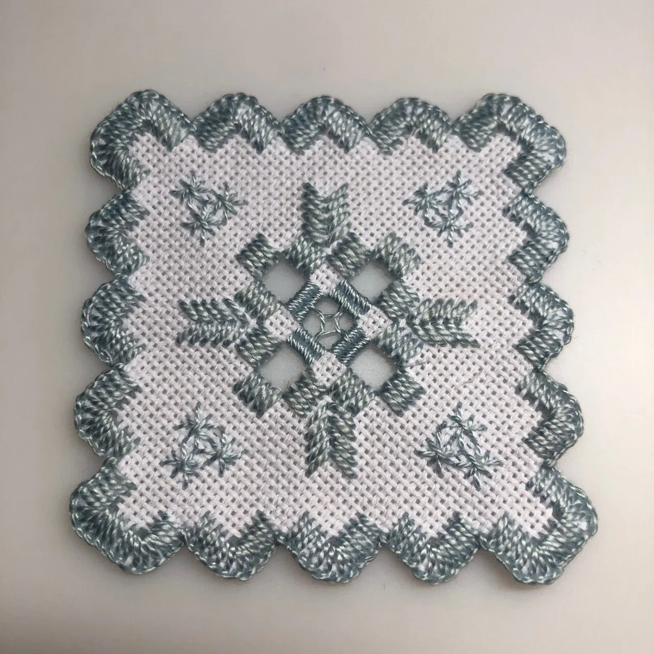 ハーダンガー刺繍 XL 1㎝16本の織り糸の刺繍布での美しさ…私もいつか刺してみたい