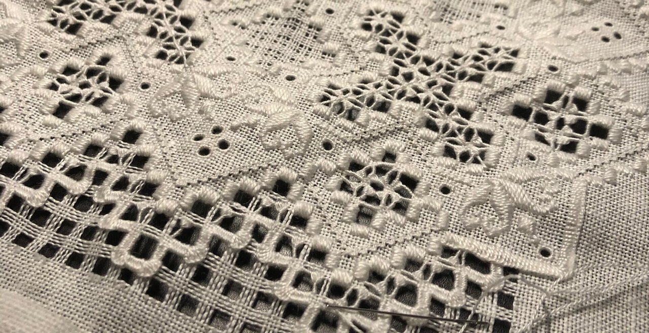 ハーダンガー刺繍 サイズ38x82 布はコングレス 糸はDMC 1㎝16本の織り糸の刺繍布での美しさ…私もいつか刺してみたい