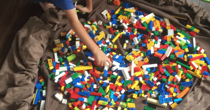 レゴを撒き散らし遊ぶ子どもたち