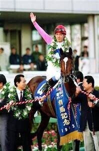 競馬場の風来坊田原成貴とは…？｜こやざる（ギャンカス）