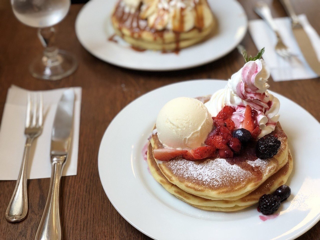 サルティンボッカ っていう函館のお店のパンケーキ 950円でこのボリュームなら納得の美味でした 伝えたかったのはこの画像がiphonexのポトレモードだって事です 凄い ʘ ʘ でも An Note