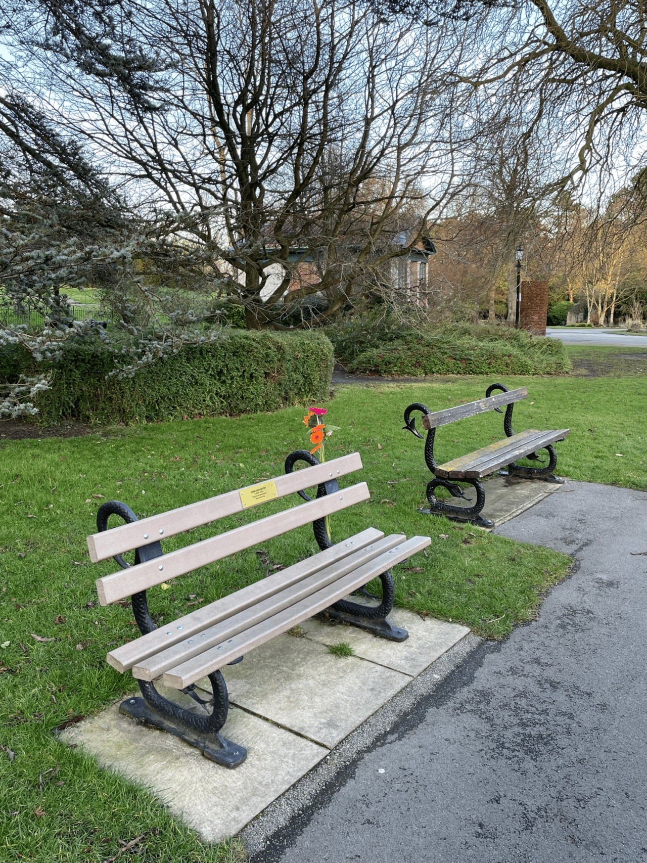 Park Bench ー公園のベンチ 故人を偲んで家族が寄付したベンチを 公園 などでよく見かけます お名前 享年 そして家族からもメッセージが添えられています お花が添えてあるベンチも時々ありますよ 公 Alen Note