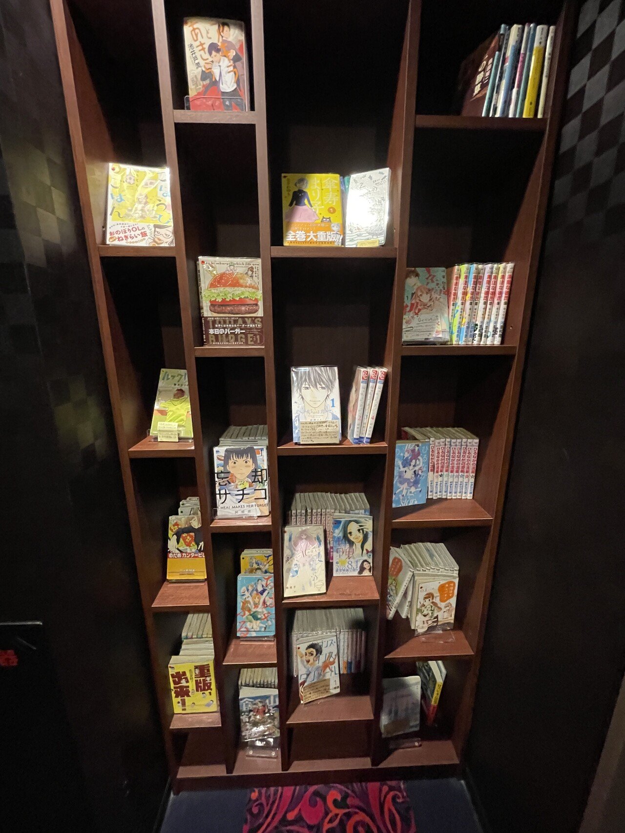 本に囲まれて過ごしたいあなたへ】「BOOK HOTEL 神保町」の本棚 本に囲まれて過ごしたいあなたへ】「BOOK HOTEL 神保町」の本棚