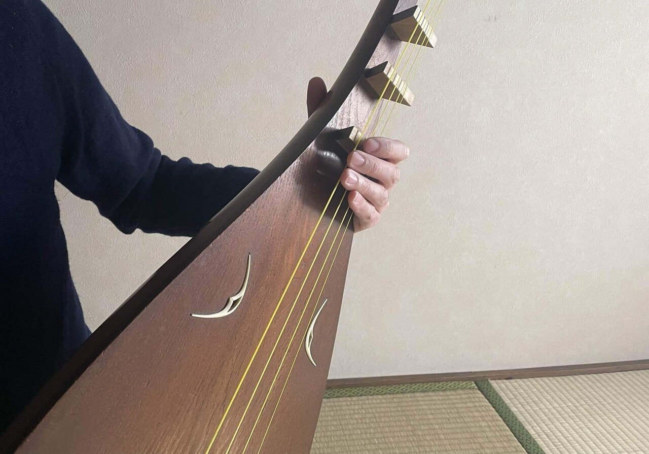右手と左手の役割｜琵琶士・徳将城