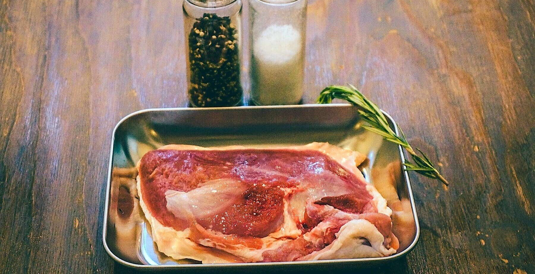 スーパーのお肉は生で食べられるのか 生食用のお肉との違いは 自宅で なま で食べる方法とリスクの重要性を理解する らぴたす 料理研究家 Note スーパーのお肉は生で食べられるのか 生食用のお肉との違いは 自宅で なま で食べる方法とリスクの重要性を理解する らぴたす 料理研究家 Note