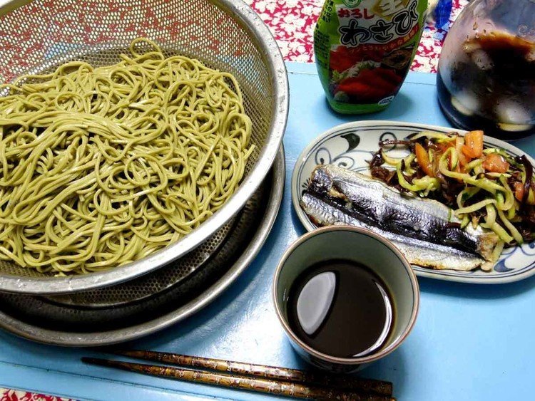 今夜はサンマの平たいのガーリック焼き、キュウリトマトキクラゲの酢の物サラダ、静岡茶そばです。