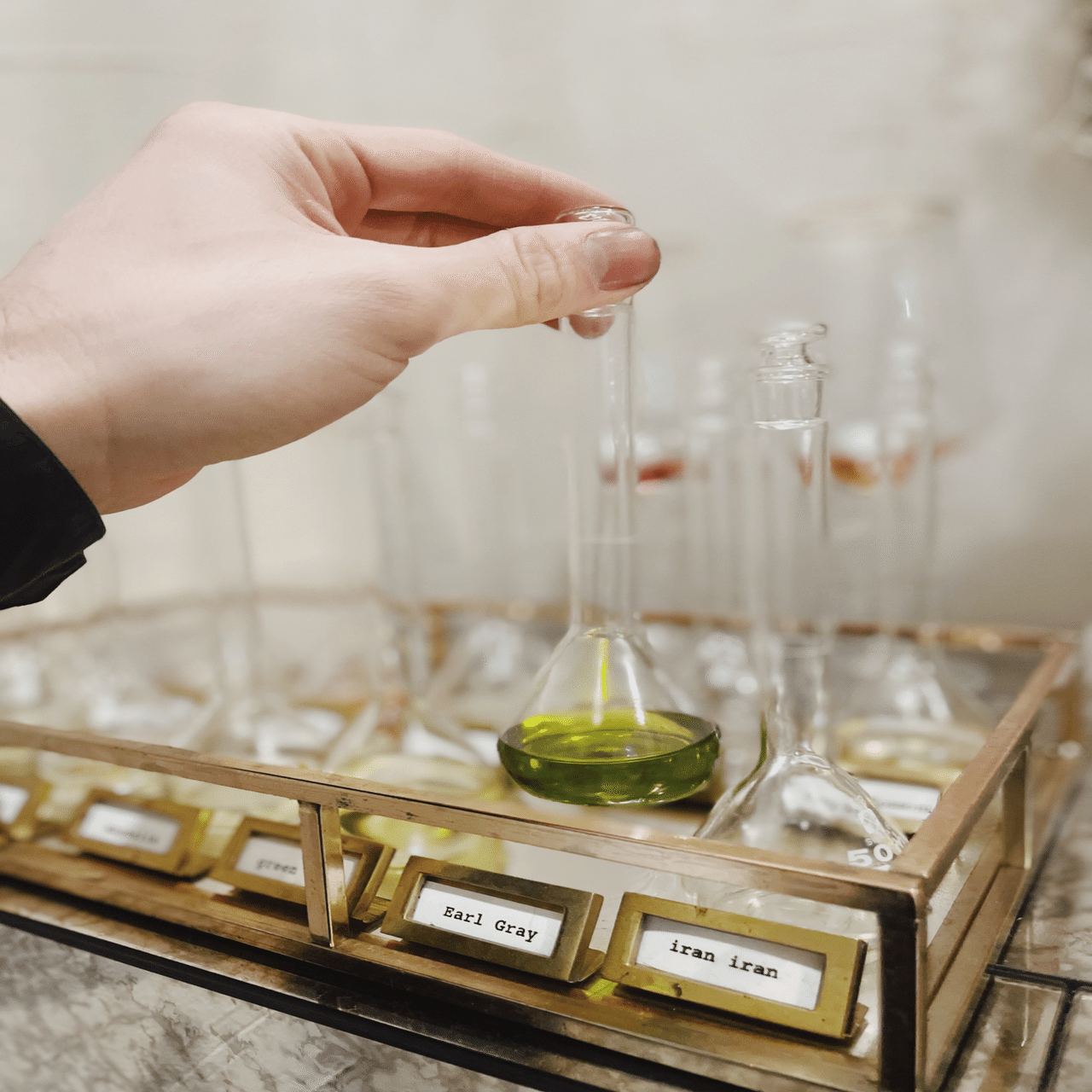 アールグレイの香りと呼ばれるフレグランスの正体と実態。｜AROMABLENDBAR
