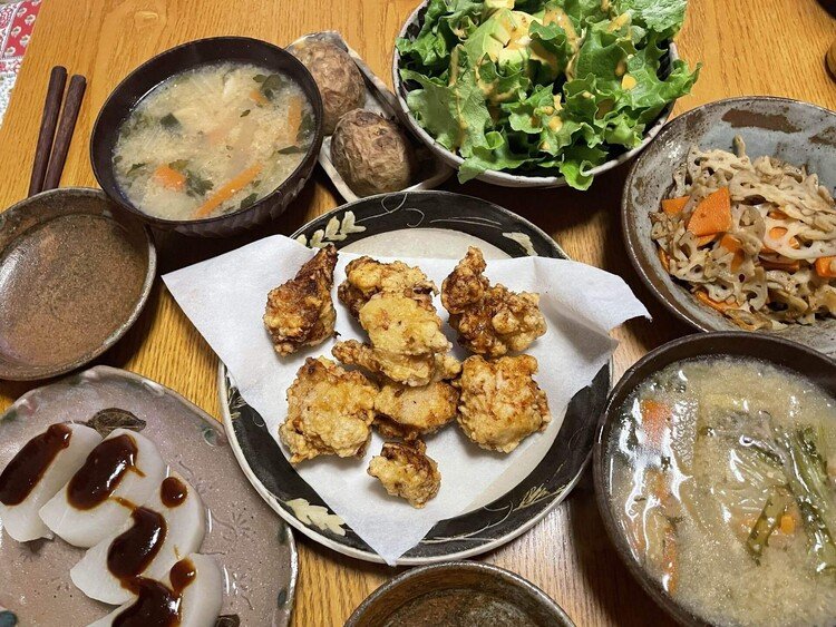 冷たい雨の日曜日、唐揚げと蓮根きんぴらとサラダと味噌こんにゃくと鍋の残りのお味噌汁(^^)#唐揚げ#蓮根きんぴら#雨は夜更け過ぎに雪へ？#晩ごはん#おうちごはん