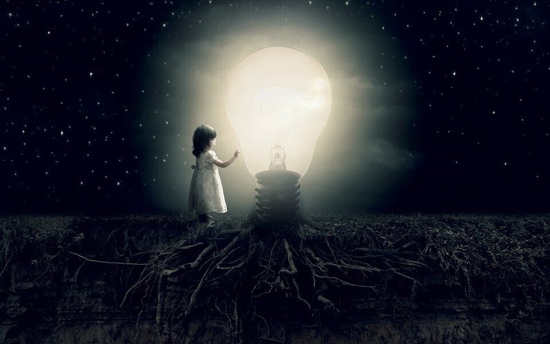 ライト・照明・電球・女の子・フォトショップ・デザイン・想像・空想・イメージ・考え