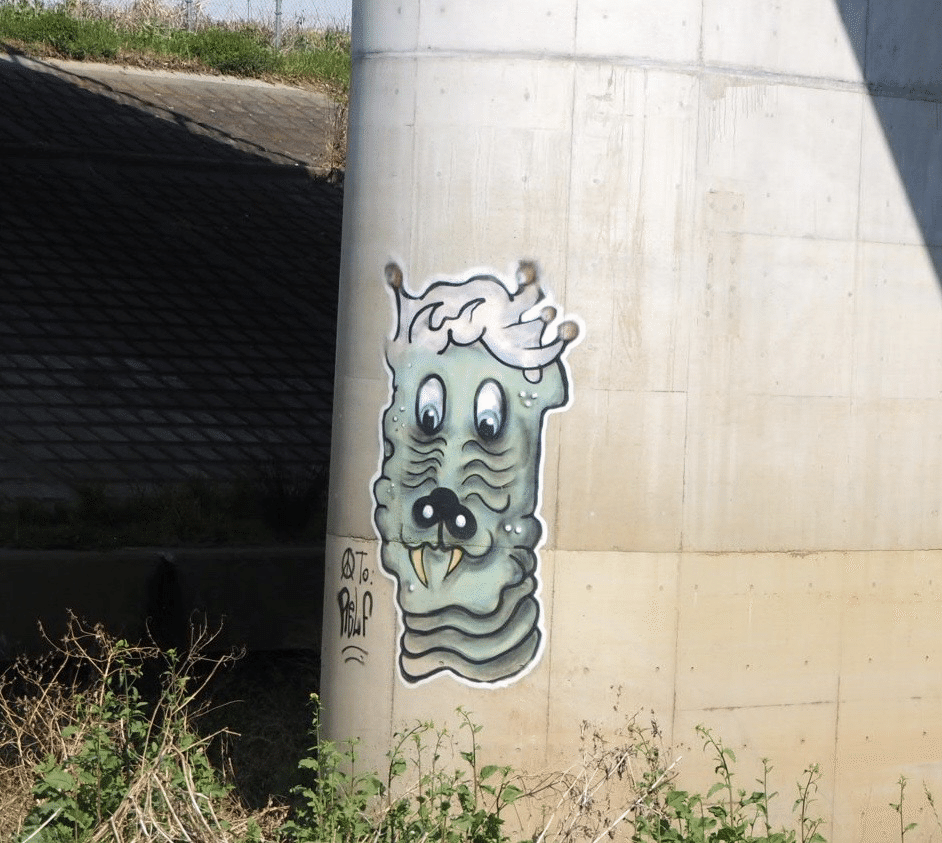 落書き 落書き被害】 毎年、中郷小の6年生が卒業記念として描いてる