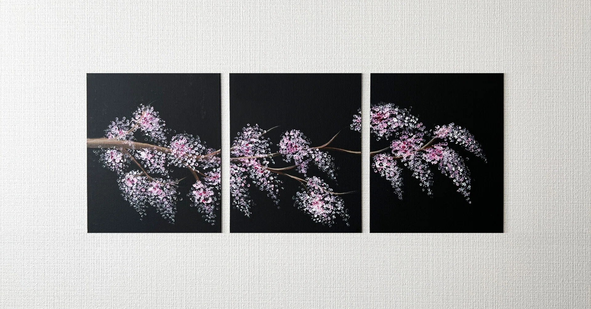 アクリル絵の具で「3枚のブラックキャンバスにピンクの花」を描いて