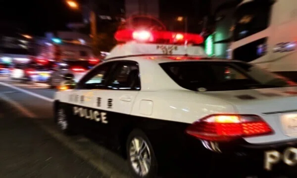 パトカー走ってる