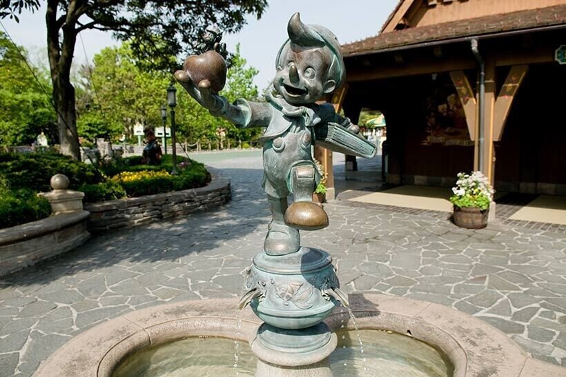 ディズニー】ピノキオの冒険は噴水から始まる〜アトラクションの
