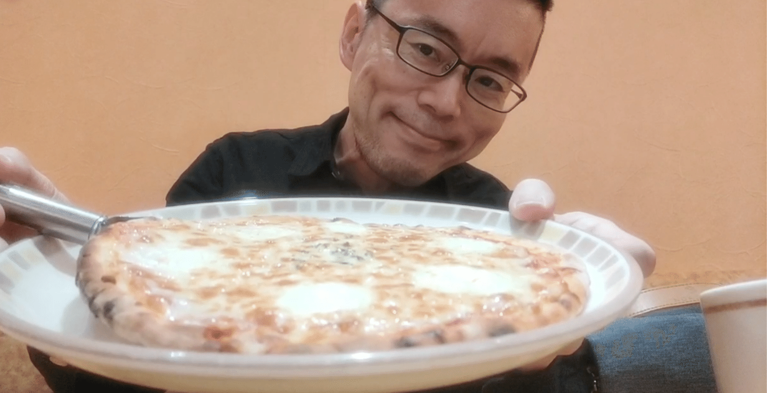 Itadakimasu Man 723 カジュアルイタリアンレストラン サイゼリヤ渋谷東急ハンズ前店のマルゲリータピザ Wチーズを店内食べてみた 食べる人の横顔 Note