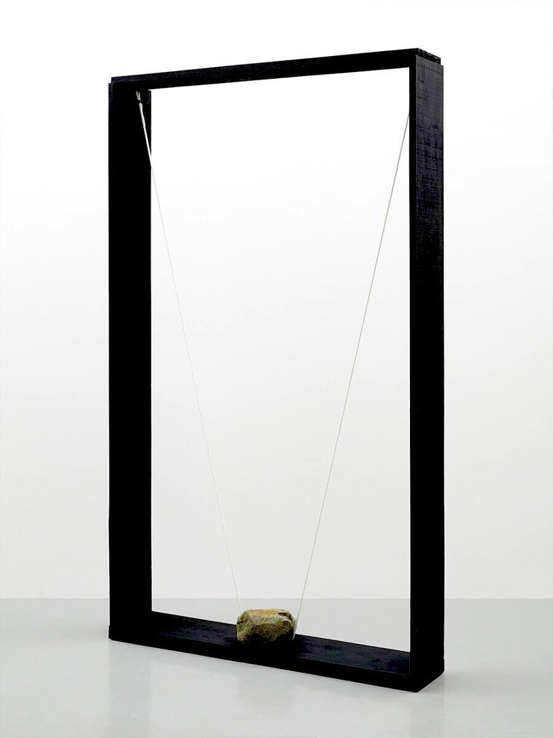 菅木志雄「原支　Supporting the Origin」2020, wood, acrylic, stone, rope, h.206.8 x w.122.2 x d.24.4 cm