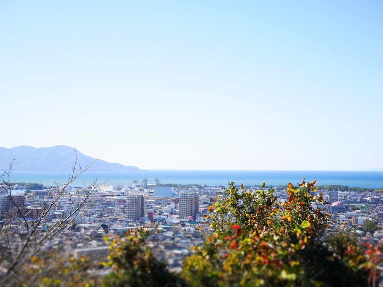 自然が生み出す絶景！空と山と海の青に囲まれる【香貫山公園 展望台