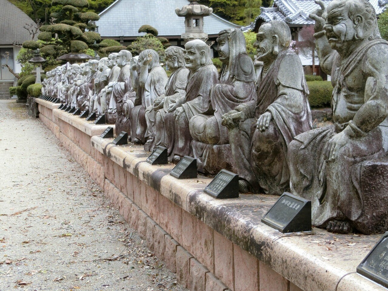 超アニメチックな羅漢像×平安時代からの斑蓮「興禅寺/赤坂上之山神社