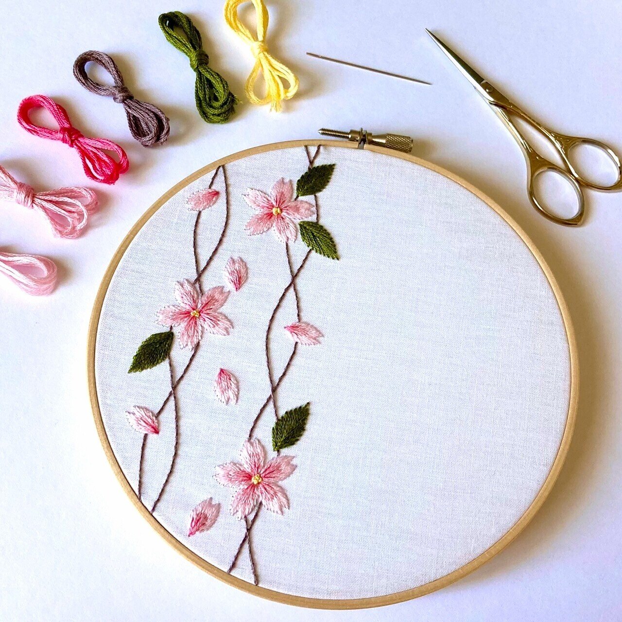 間もなく完成、桜の刺繍キット｜はなこまち/刺繍作家