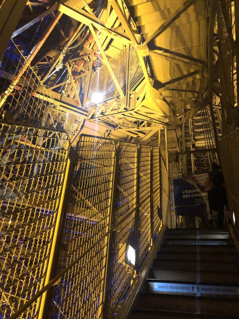 エッフェル塔内の階段