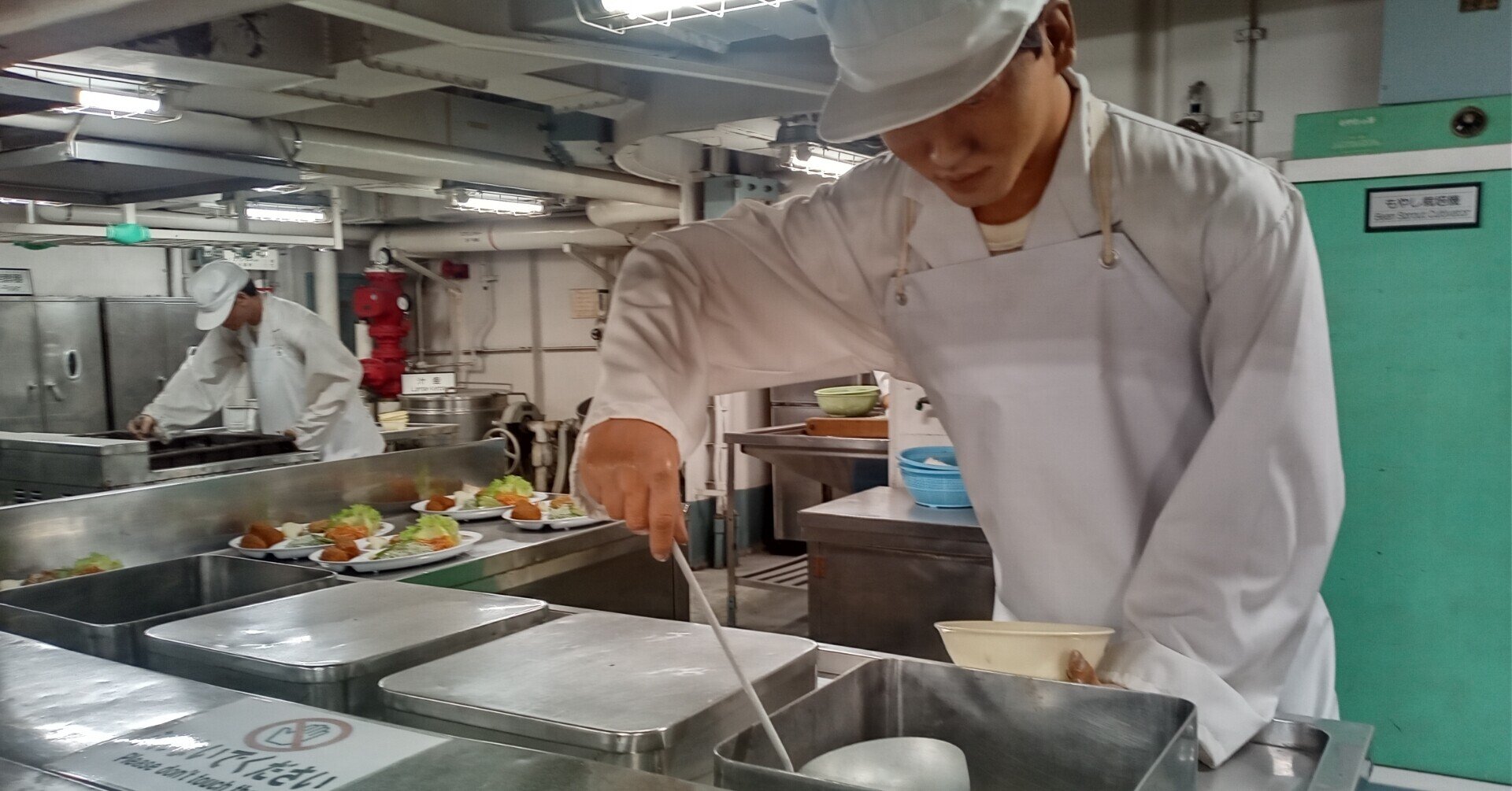 船室を覗くと 人 南極観測船ふじ 岸田エンマ Note 船室を覗くと 人 南極観測船ふじ 岸田エンマ Note