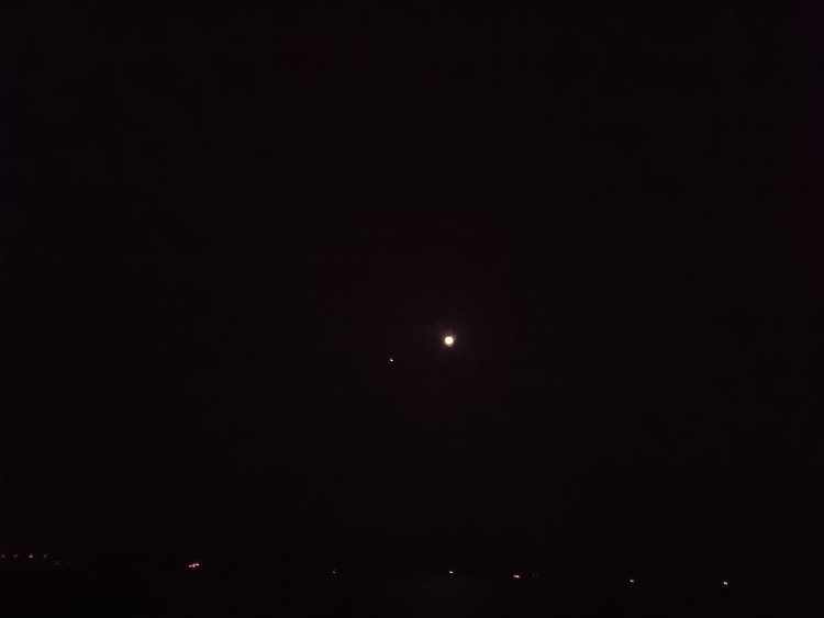 実に眠い。
見事に眠い。

雲が少しかかったけど、下地島での皆既月食の観測はおおむね良好でした！
スマホじゃ撮れないけど、ブラッドムーンと火星。
下さ下地島空港の灯りです。