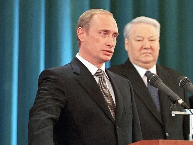2000年px-Vladimir_Putin_taking_the_Presidential_Oath,_7_May_2000