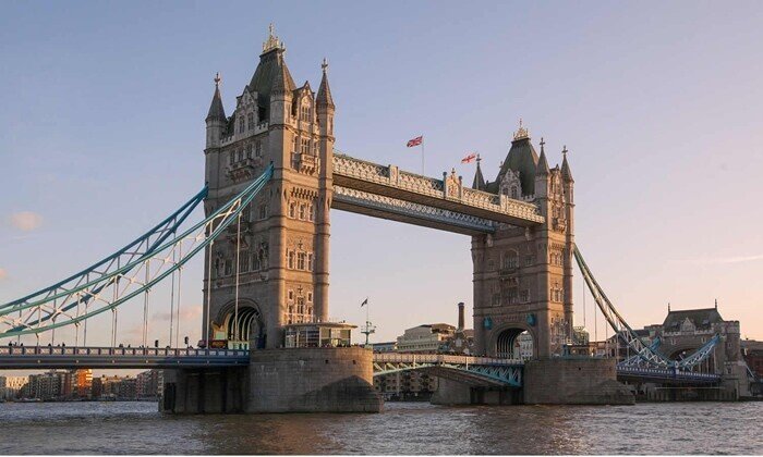 ロンドンのタワーブリッジ 写実画と装飾画 動画あり｜アートジャム