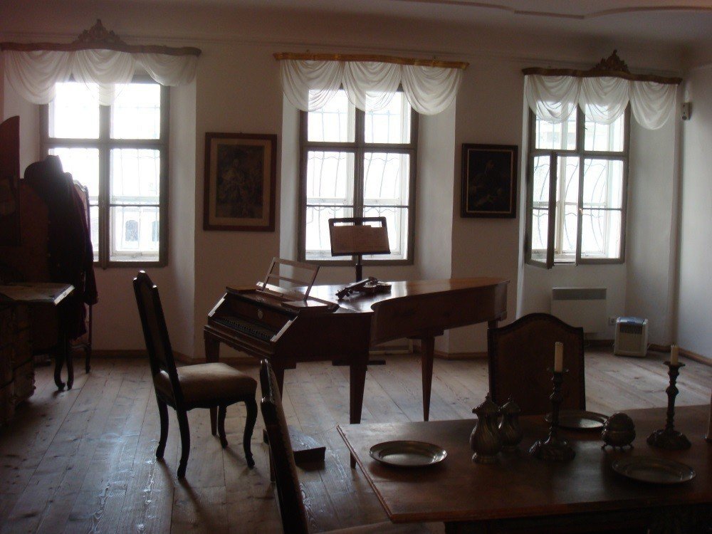 アンティークテーブル　オーストリアのザルツブルクの旧家所蔵品 アンティークテーブル — Antique Shop IWARE