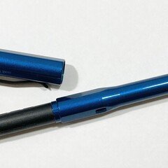 金属の質感も素晴らしい廣瀬鐡筆堂の双頭式芯ホルダーです。軸のえぐれ