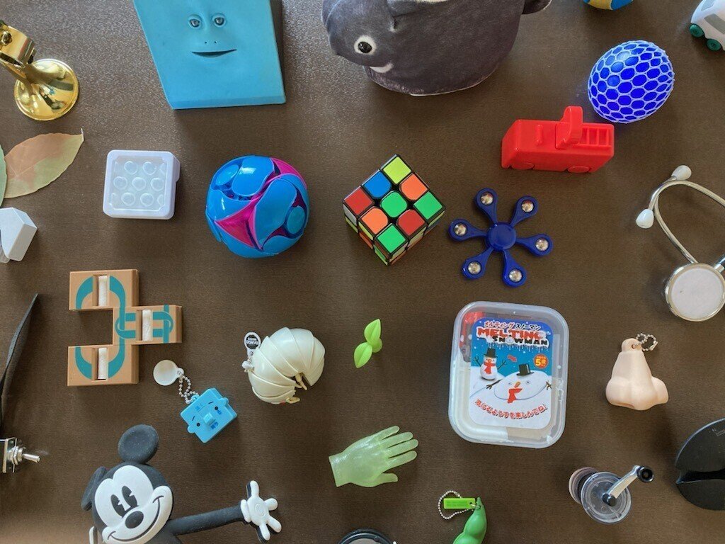 永遠に触り続ける羽目になるポージングフィギュア Stickybones スティッキーボーンズ の発売が開始されました 高橋晋平 おもちゃクリエーター Note