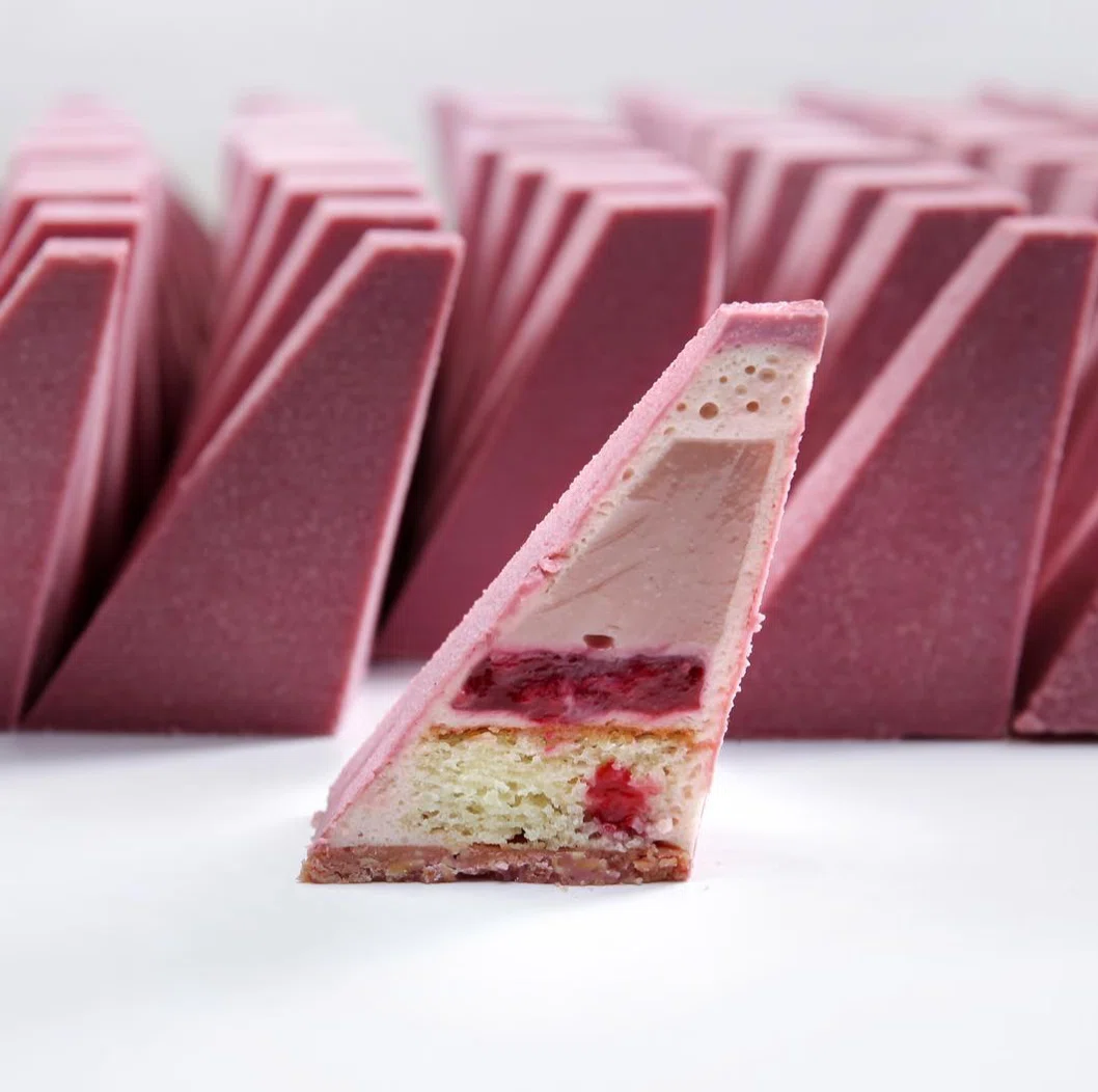 Dinara KaskoはInstagramを利用しています:「nside: mousse with chocolate Ruby and meringue, ganache Ruby. I added a berry confit to the recipe to emphasize the berry flavor of…」