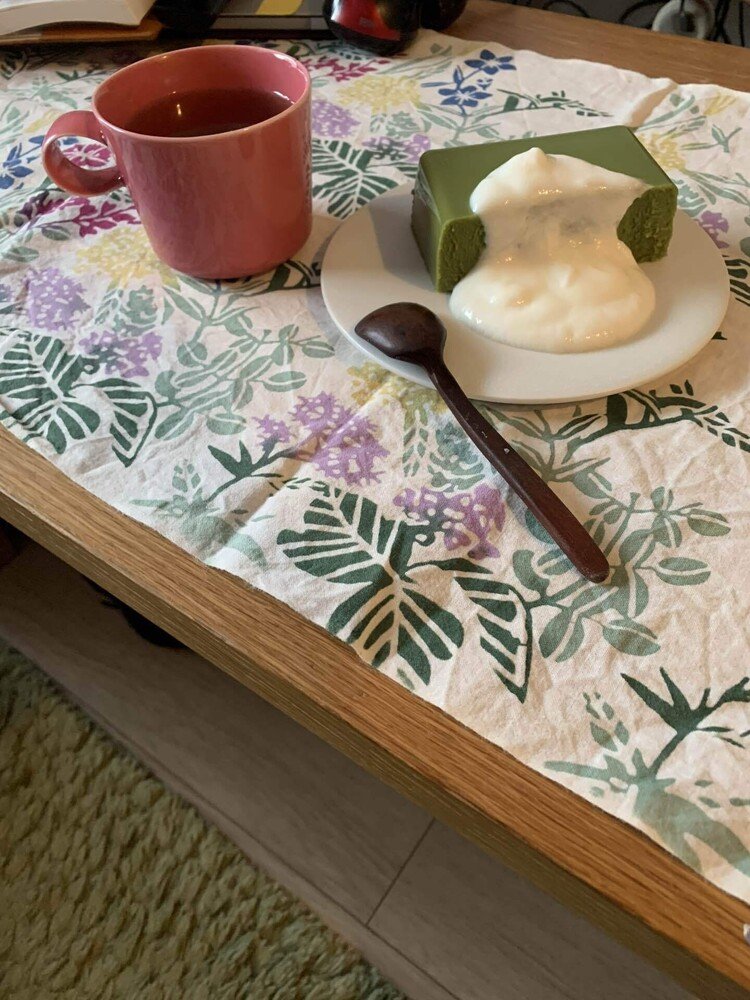 今日のおやつ　業務スーパー冷凍ケーキ　抹茶ティラミスにヨーグルトをかけてみた。紅茶との相性も良く、とても幸せなひと時を過ごしています。