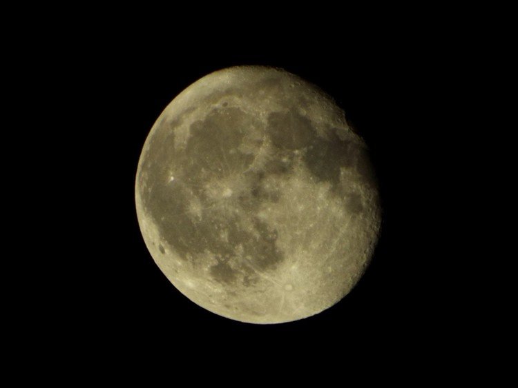 台風で皆既月食は見れなかったのでいま外へ出てみた。今日の夜はちょい蒸し暑い。だけど空は澄んでいる。良い月ですよ～