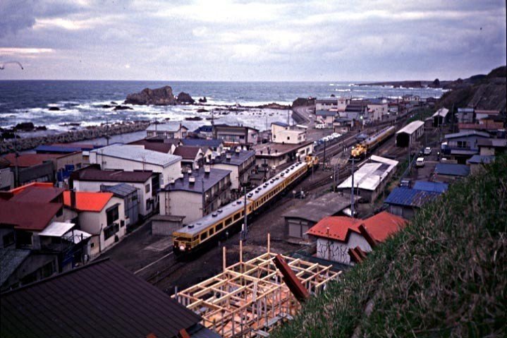 0441深浦町と海と駅_列車交換_72