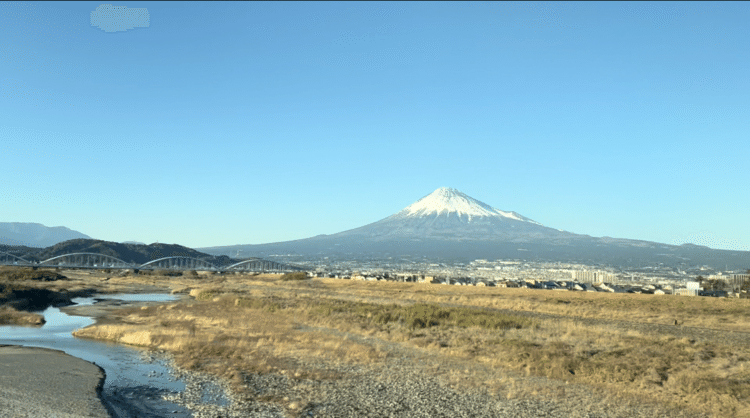 新幹線の窓を額にして、富士山が現れる。